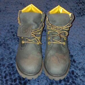 Timberland boots.. kids 2 youth. Black/gold.. like new!!